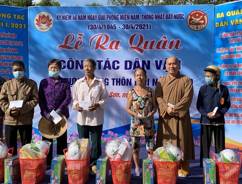 Đại đức Thích Nguyên Thông tặng quà cho bà con nghèo tại xã Bình Sơn, huyện Long Thành, tỉnh Đồng Nai