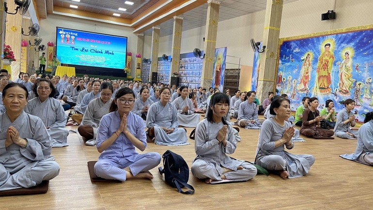 Phật tử tham dự khóa tu "Một ngày phúc lạc" kỳ thứ 20 tại chùa Trúc Lâm Viên Nghiêm