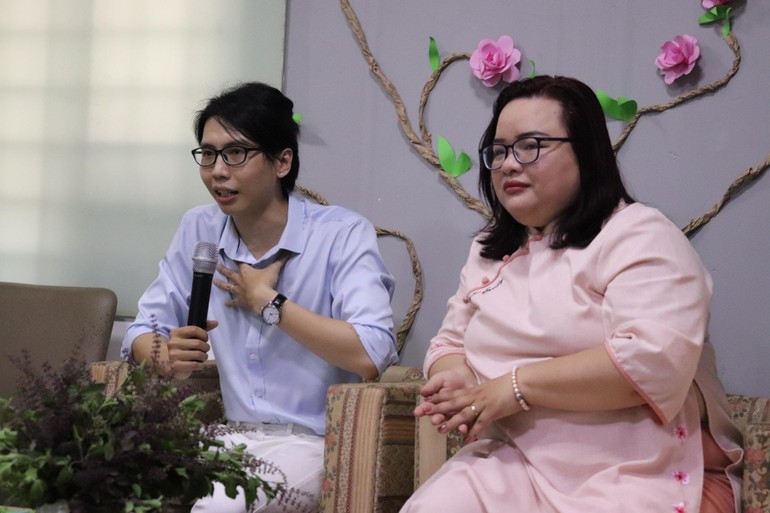Anh Lê Tấn Đạt và Thạc sĩ Tâm lý Nguyễn Thị Tuyết Nhung chia sẻ trong buổi tọa đàm