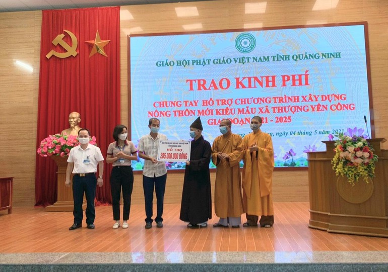 Ban Trị sự GHPGVN tỉnh Quảng Ninh trao kinh phí hỗ trợ xây dựng nông thôn mới kiểu mẫu - Ảnh: NL