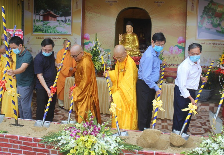 Chư tôn đức và chính quyền địa phương làm lễ khởi công xây dựng ngôi Tam bảo chùa Đồng Tương
