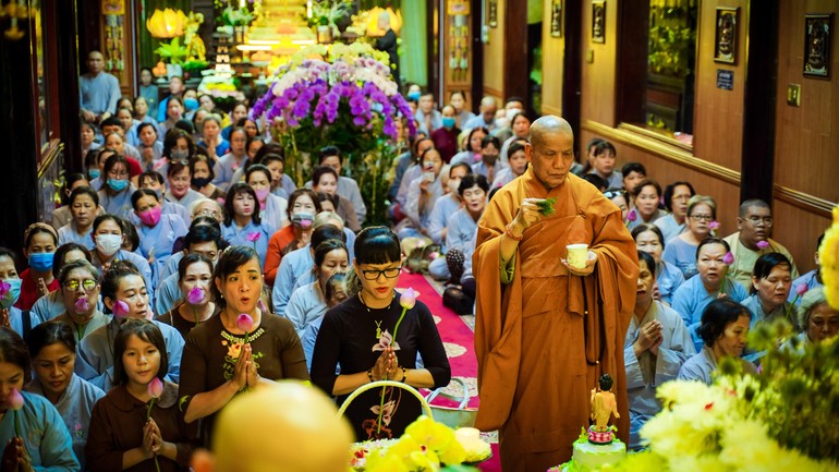 Hòa thượng Thích Hạnh Ngộ, Trưởng ban Trị sự GHPGVN quận 4 chủ trì lễ Phật đản tại quận nhà 