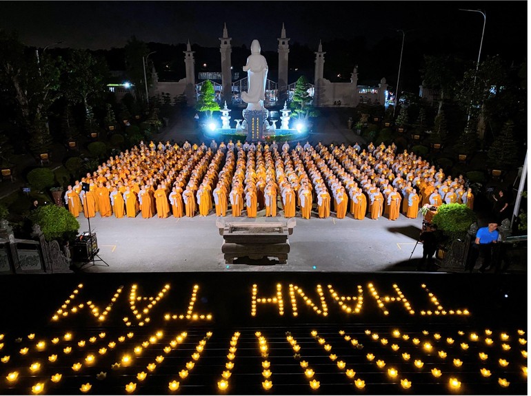 1.000 ngọn nến được thắp lung linh trong đêm cầu nguyện cho nhân dân Ấn Độ