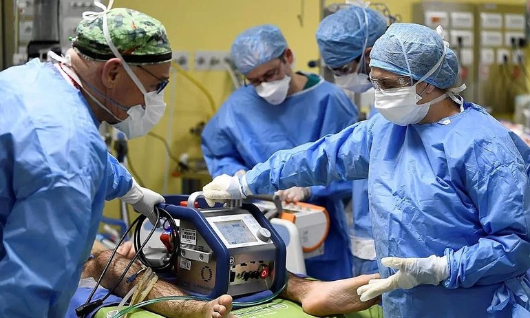 Bác sĩ bệnh viện San Raffaele, Milan, điều trị bệnh nhân Covid-19 trong phòng hồi sức khẩn cấp vào tháng 3-2020 