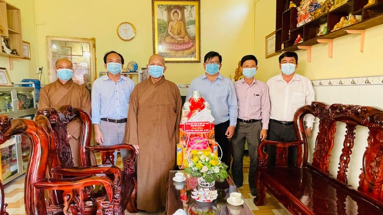 Đoàn UBMTTQVN TP.HCM tặng quà đến Ban Trị sự Phật giáo huyện Cần Giờ nhân Đại lễ Phật đản Phật lịch 2565 