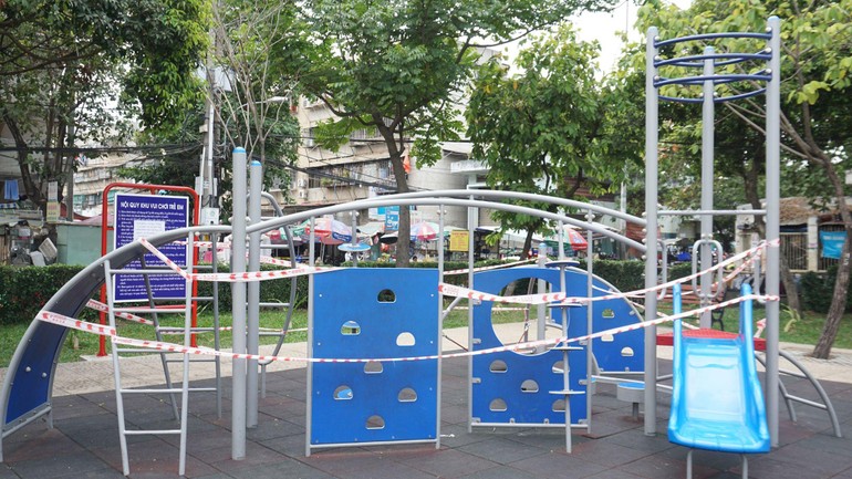 Dây cấm được giăng ở các khu vui chơi của trẻ em trong công viên