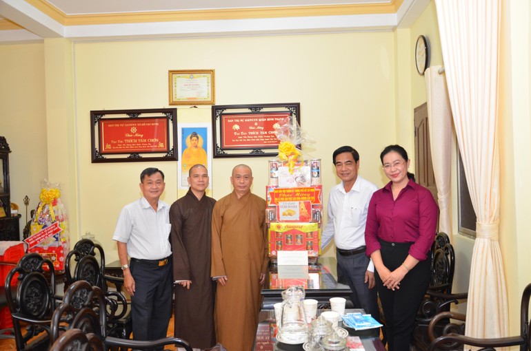 Đoàn lãnh đạo Ban Dân vận Thành ủy TP.HCM tặng quà chúc mừng Phật đản đến Phật giáo quận Bình Thạnh