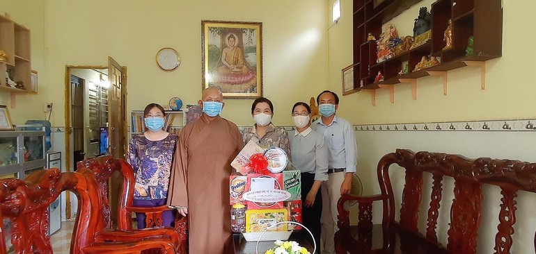 Đoàn công tác Hội Liên hiệp Phụ nữ TP.HCM chúc mừng Phật đản đến Phật giáo huyện Cần Giờ