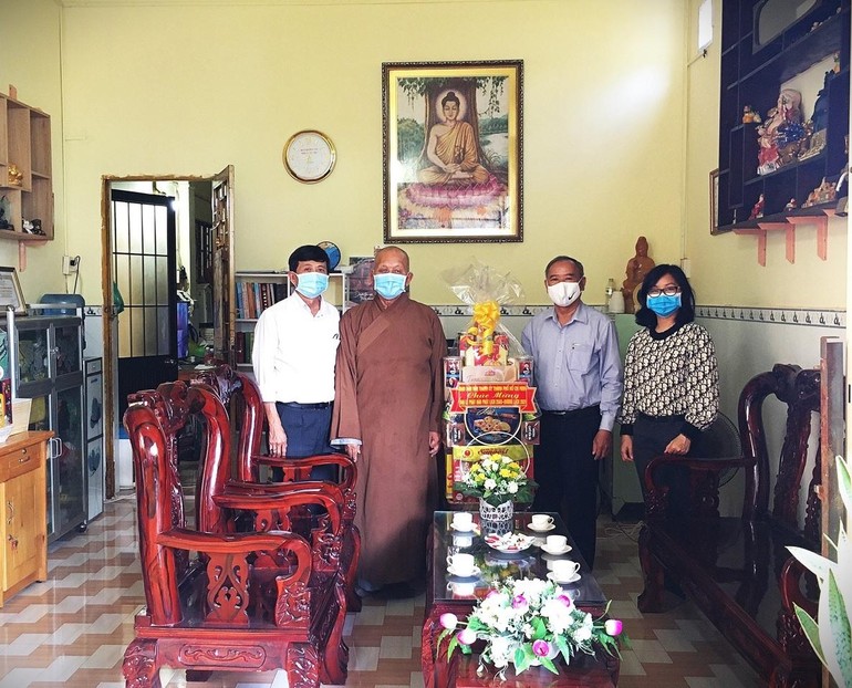 Ban Dân vận Thành ủy TP.HCM tặng quà chúc mừng Phật đản đến Thượng tọa Thích Giác Huệ