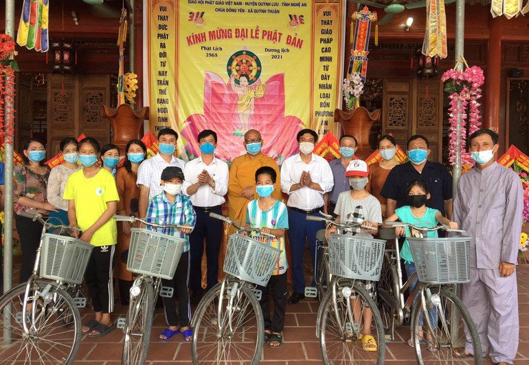 Đại đức Thích Nguyên Quang trao xe đạp cho học sinh nghèo hiếu học trên địa bàn xã Quỳnh Thuận
