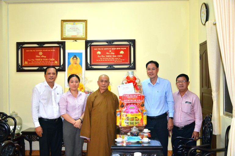 Lãnh đạo Ủy ban MTTQVN TP.HCM chúc mừng Phật đản đến Thượng tọa Thích Tâm Chơn, Trưởng ban Trị sự Phật giáo quận Bình Thạnh - Ảnh: Nguyên Tài