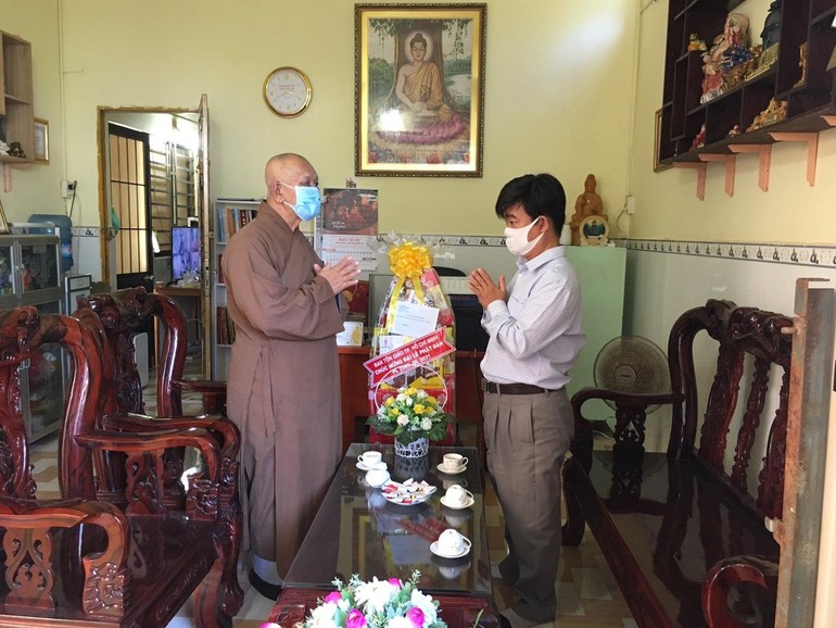 Ông Nguyễn Văn Lượng, Phó Trưởng ban Tôn giáo TP.HCM chúc mừng Phật đản đến Ban Trị sự Phật giáo huyện Cần Giờ