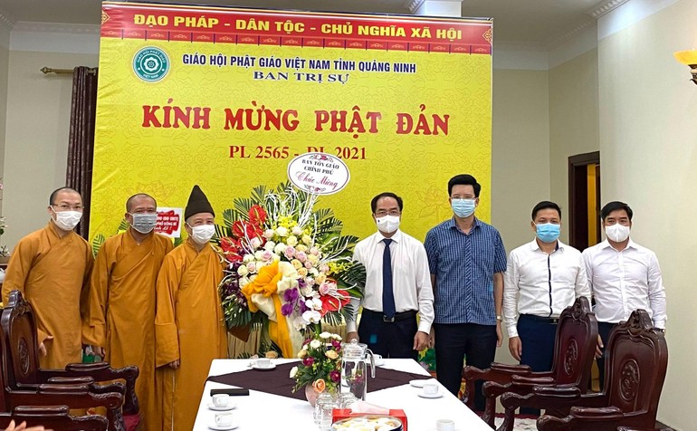 Đoàn công tác Bộ Nội vụ tặng hoa chúc mừng Phật đản đến Ban Trị sự GHPGVN tỉnh Quảng Ninh