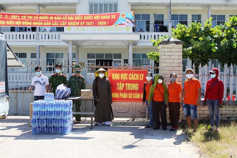 Đoàn đến thăm, tặng quà tại trạm y tế xã Bình Đào