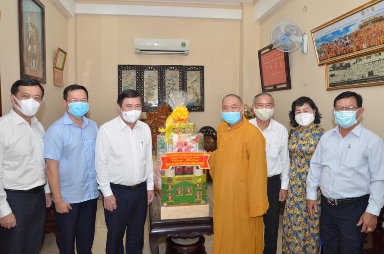 Chủ tịch UBND TP.HCM Nguyễn Thành Phong cùng đoàn tặng quà chúc mừng Phật đản đến Hòa thượng Thích Thiện Pháp