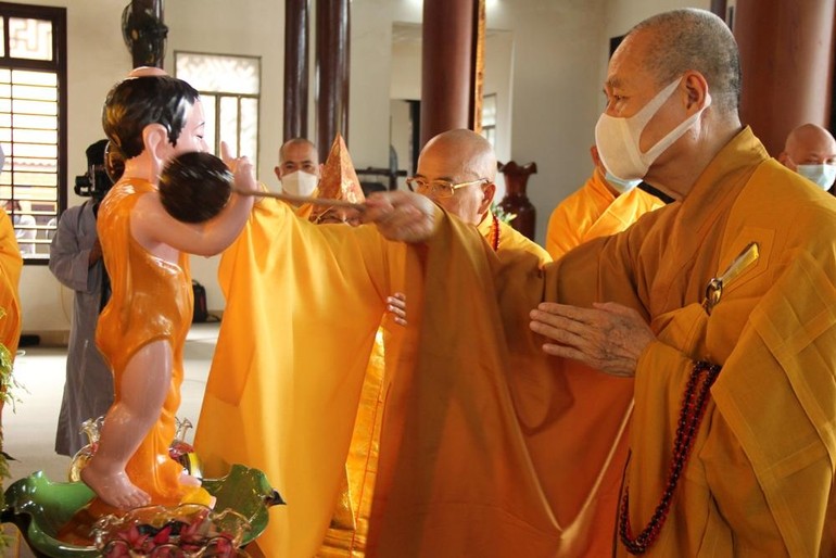 Chư tôn đức thực hiện nghi lễ Tắm Phật
