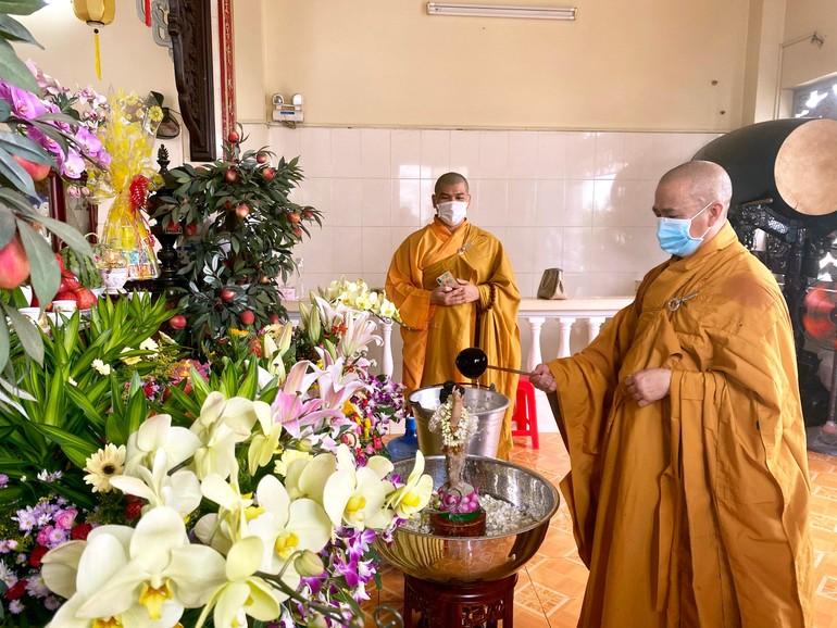 Thượng toạ Thích Tâm Chơn cử hành lễ Tắm Phật tại tịnh xá Đại Giác - Ảnh: Nguyên Tài