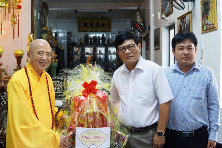 Ông Nguyễn Nam Tiến thăm và tặng quà chúc mừng đến Hòa thượng Thích Khế Chơn tại chùa Thiên Minh
