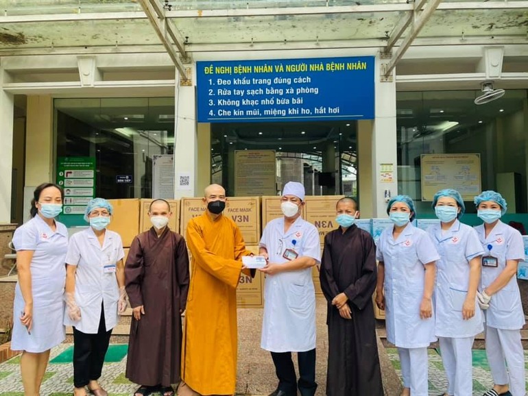 Tặng quà cho y bác sĩ ở Bệnh viện Đa khoa tỉnh Bắc Giang
