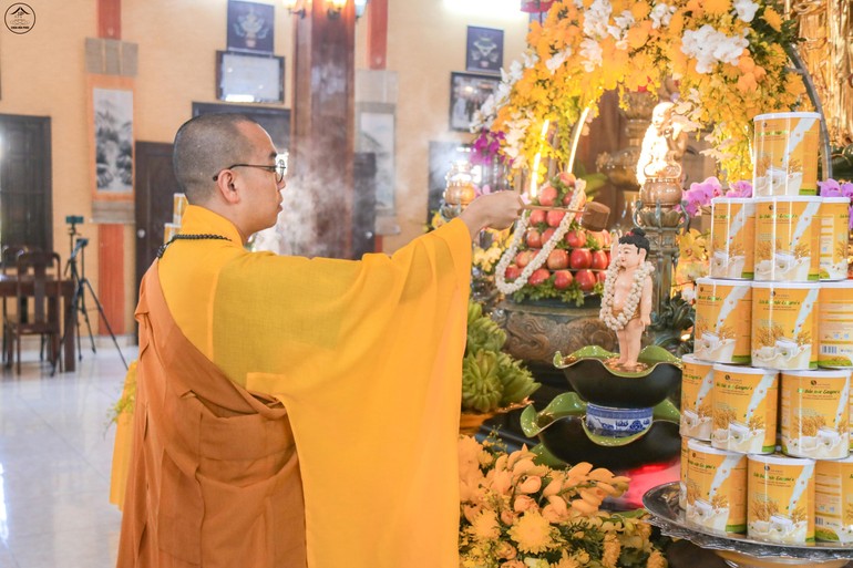 Chư Tăng chùa Hòa Phúc thực hiện nghi lễ Tắm Phật