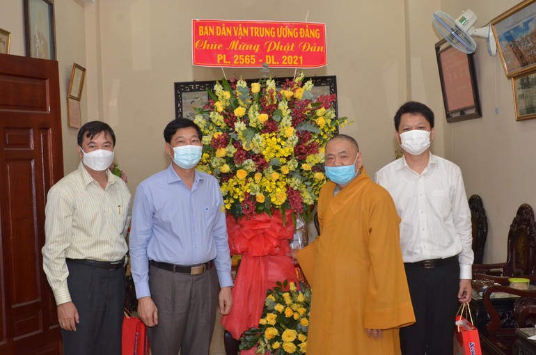 Hòa thượng Thích Thiện Pháp nhận hoa chúc mừng Phật đản của Ban Dân vận Trung ương Đảng