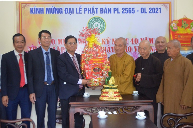 Ông Nguyễn Tấn Tuân tặng quà chúc mừng Phật đản đến Ban Trị sự Phật giáo tỉnh Khánh Hòa