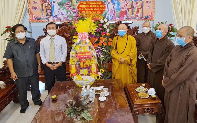 Đoàn lãnh đạo huyện Kon Plong tặng hoa, quà chúc mừng Phật đản