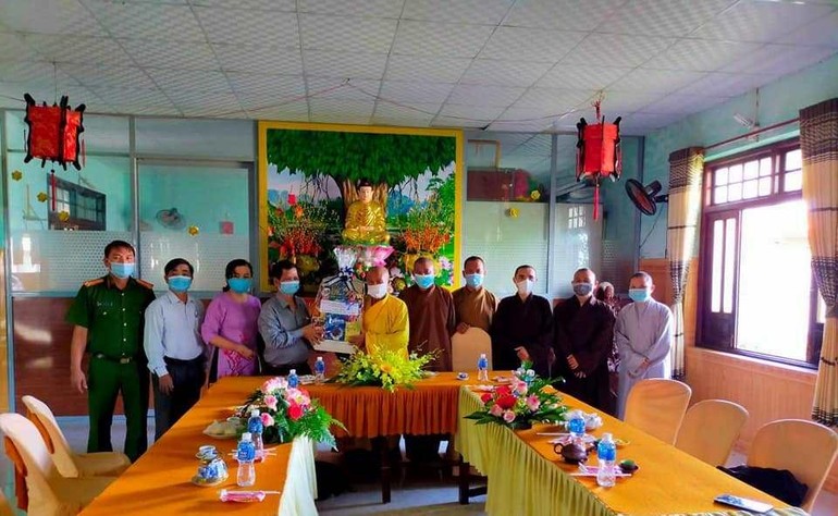 Đoàn lãnh đạo huyện Hàm Thuận Nam tặng quà chúc mừng Phật đản