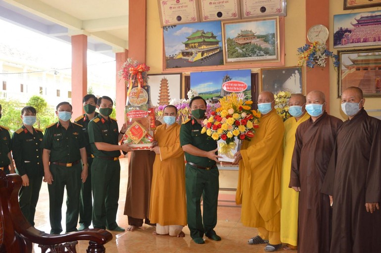 Lãnh đạo Bộ Chỉ huy Quân sự tỉnh Bà Rịa- Vũng Tàu tặng hoa, quà nhân Đại lễ Phật đản