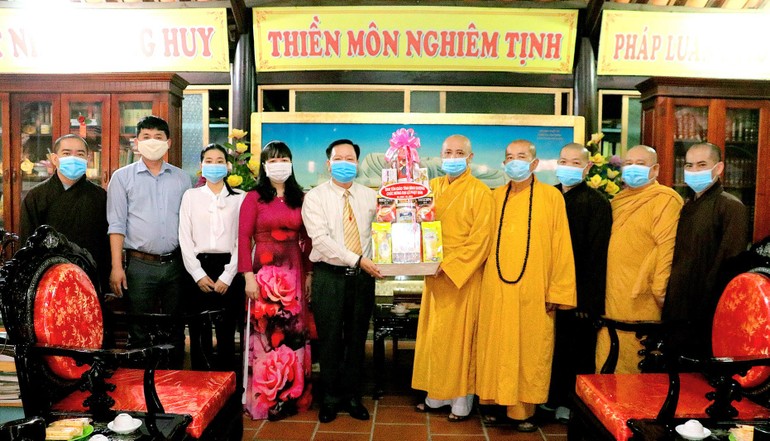 Ban Tôn giáo tỉnh Bình Dương tặng quà chúc mừng Phật đản đến Ban Trị sự Phật giáo tỉnh