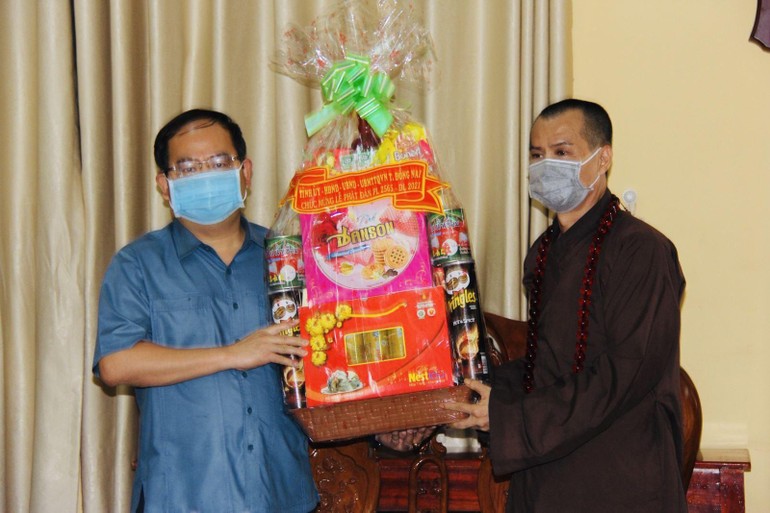 Ông Quản Minh Cường, Phó Bí thư Tỉnh ủy tỉnh Đồng Nai tặng quà chúc mừng Phật đản
