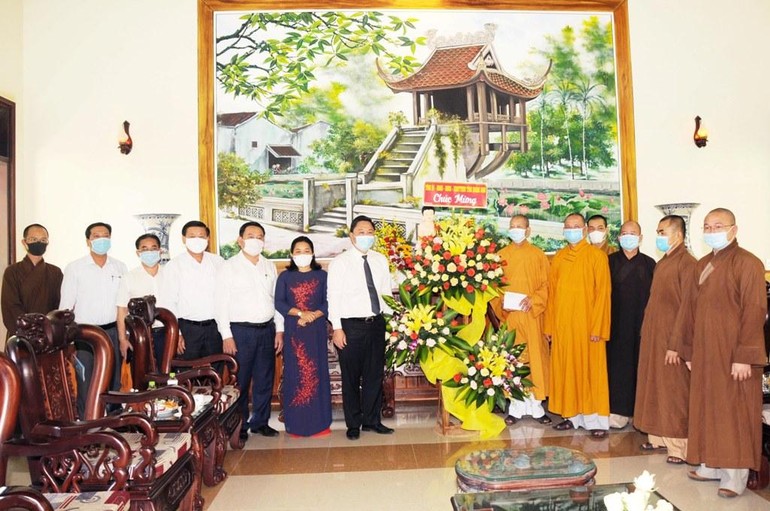 Đoàn lãnh đạo tỉnh Quảng Nam tặng hoa chúc mừng Đại lễ Phật đản Phật lịch 2565