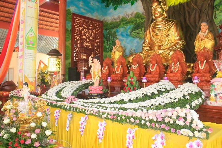 Lễ đài Phật đản sinh tại chùa Khánh Linh