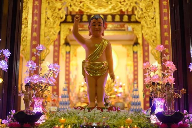 Tôn tượng Đức Bổn Sư sơ sinh tại chùa Từ Lâm
