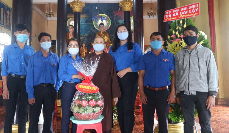 Hội Liên hiệp Thanh hiên VN thị xã Cai Lậy tặng quà chúc mừng Phật đản tại chùa Bửu Long