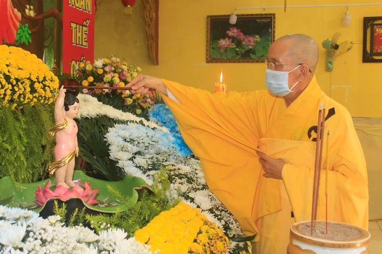 Chư tôn đức thực hiện nghi thức Tắm Phật