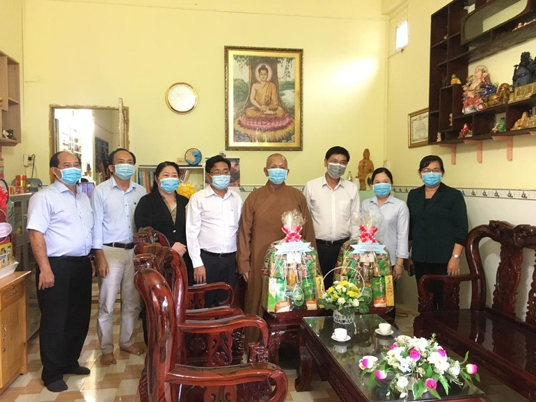 Bí thư Huyện ủy huyện Cần Giờ và phái đoàn tặng quà chúc mừng Phật đản Phật lịch 2565