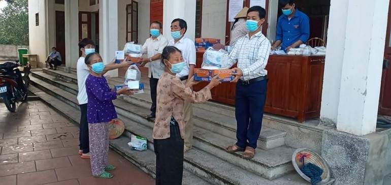 Người dân xóm Vườn, xã Cương Sơn đón nhận quà của của chùa Đình Quán