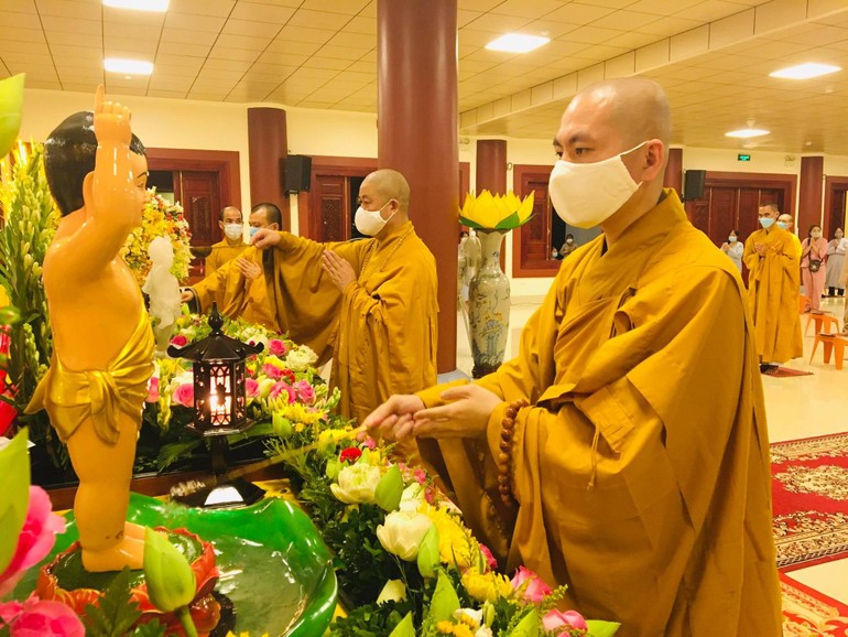 Chư Tăng thực hiện nghi thức Tắm Phật