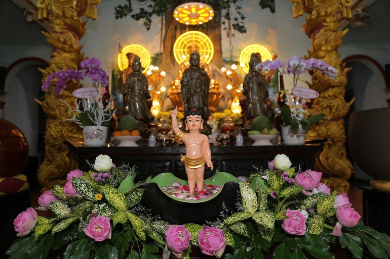 Tôn tượng Đức Phật đản sinh tại chùa Chánh Thiên