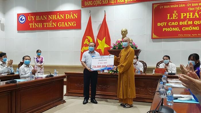 Thượng tọa Thích Quảng Lộc trao số tiền 216 triệu đồng ủng hộ quỹ phòng chống dịch Covid-19 