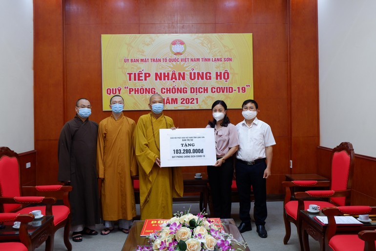 Ban Trị sự Phật giáo tỉnh Lang Sơn trao tiền ủng hộ mua vắc-xin phòng, chống dịch bệnh Covid-19