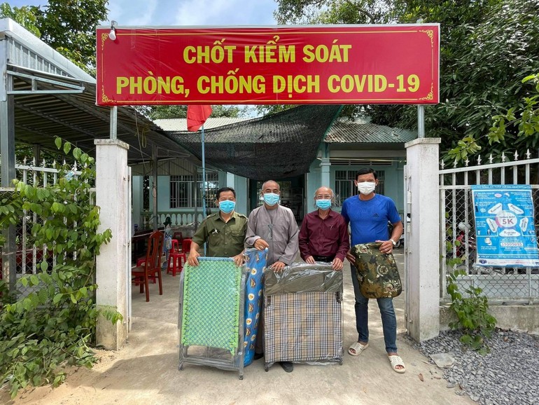 Tặng quà chốt kiểm soát xã Hòa Bình, huyện Tam Nông