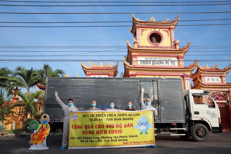 Chùa Thiên Quang vận chuyển quà đến khu vực phong tỏa tại phường Tân Phước Khánh