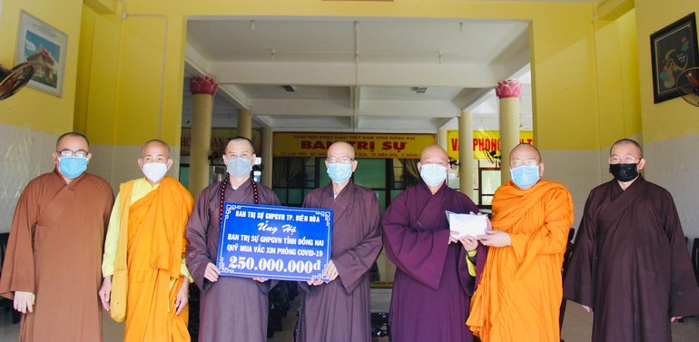 Phật giáo TP.Biên Hòa chuyển 250 triệu đồng đến Ban Trị sự Phật giáo tỉnh Đồng Nai ủng hộ quỹ mua vắc-xin phòng chống Covid-19