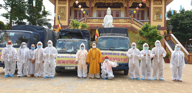 Đoàn Phật giáo huyện Xuân Lộc trao tặng vật phẩm tại TP.HCM 