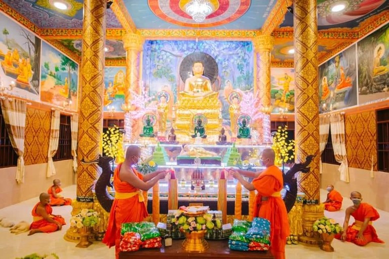 Chư Tăng thắp đèn cầy hạ dâng cúng Đức Phật theo truyền thống Phật giáo Nam tông Khmer