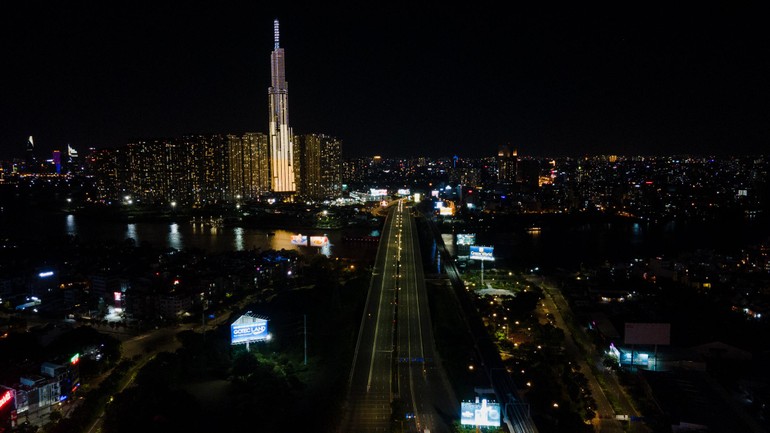 Sài Gòn - Thành phố vẫn đẹp lung linh nhưng vắng lặng sau 18 giờ ngày 26-7 - Ảnh: VnExpress