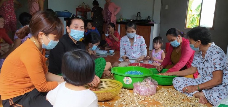 Người dân và trẻ em ở tỉnh Quảng Trị chung tay làm muối đậu gửi về TP.HCM - Ảnh: Hoài An