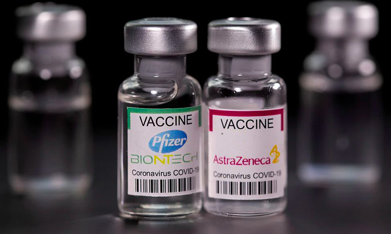 Vắc-xin Covid-19 của AstraZeneca và Pfizer - Ảnh: Reuters